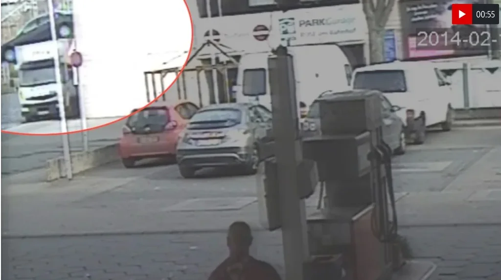 Standbild einer Überwachungskamera mit einem Auto an einer Parkhauskante